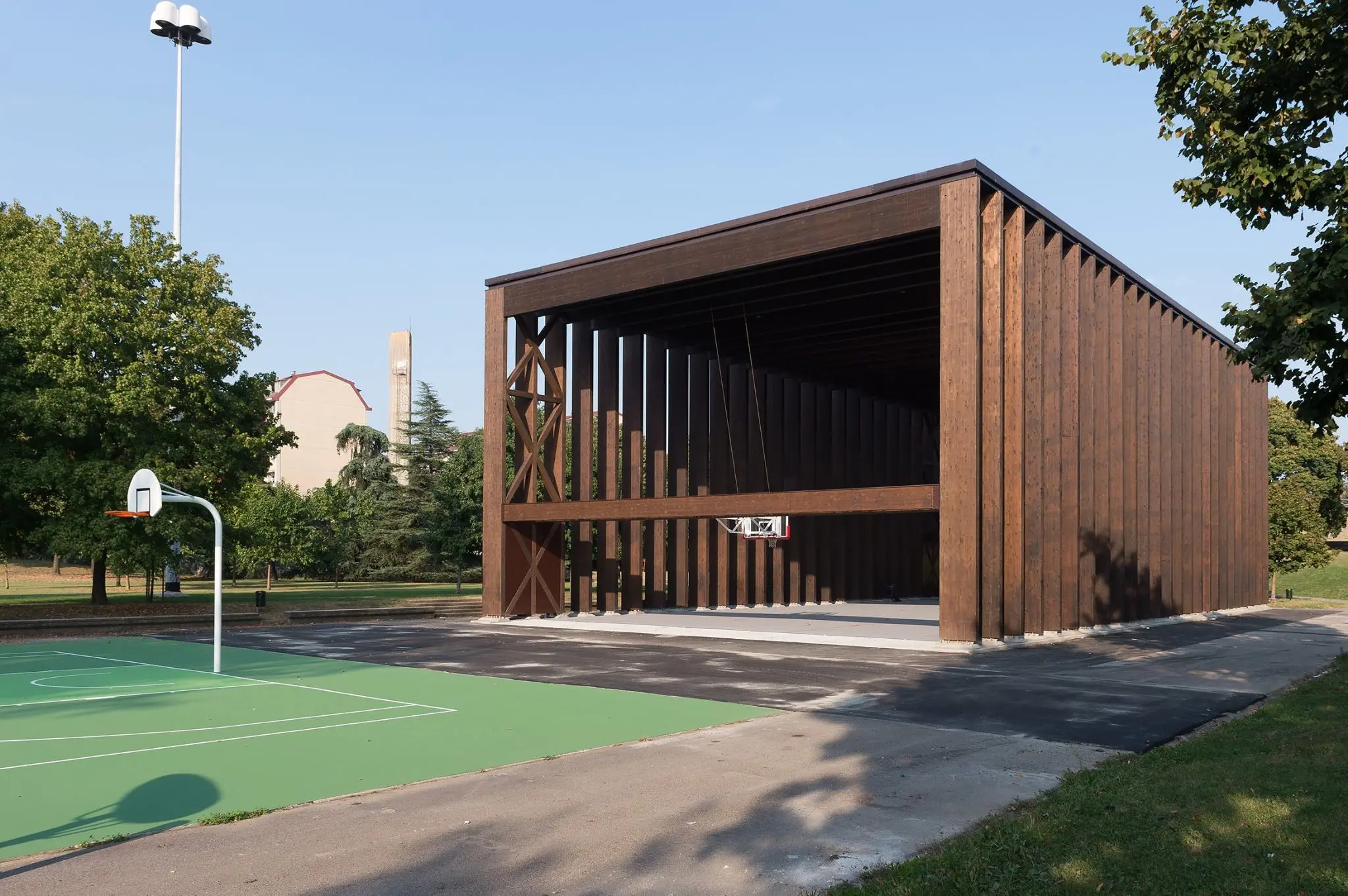 il-campo-di-basket-coperto-realizzato-con-la-struttura-del-padiglione-coca-cola